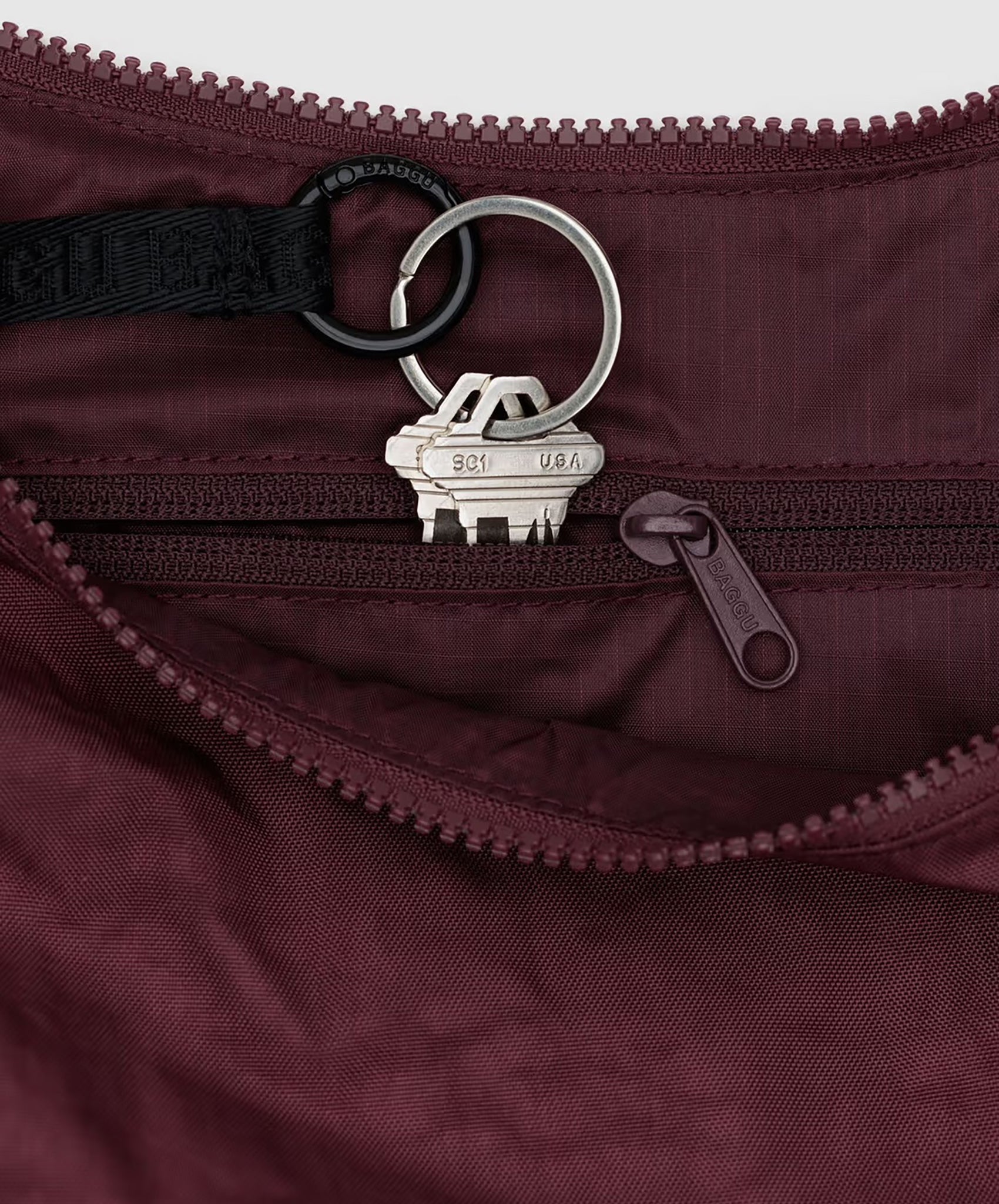 Baggu-Medium Nylon Crescent Bag // Mahogany
