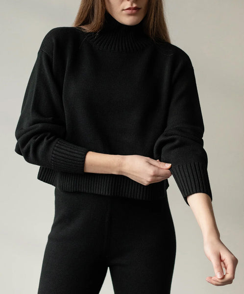 First Rite-Crop Turtleneck // Black